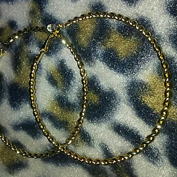 Goldtone 2.5" twisted hoop earrings - Picture 5 of 8